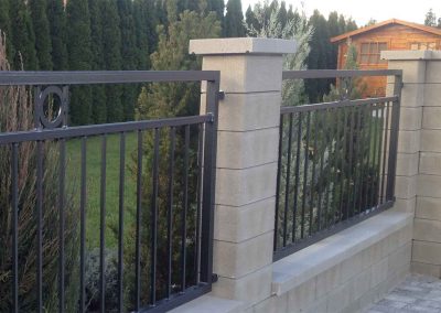 Modern kerítés: készülhet horganyzott, szinterezett vagy akár rozsdamentes kivitelben.